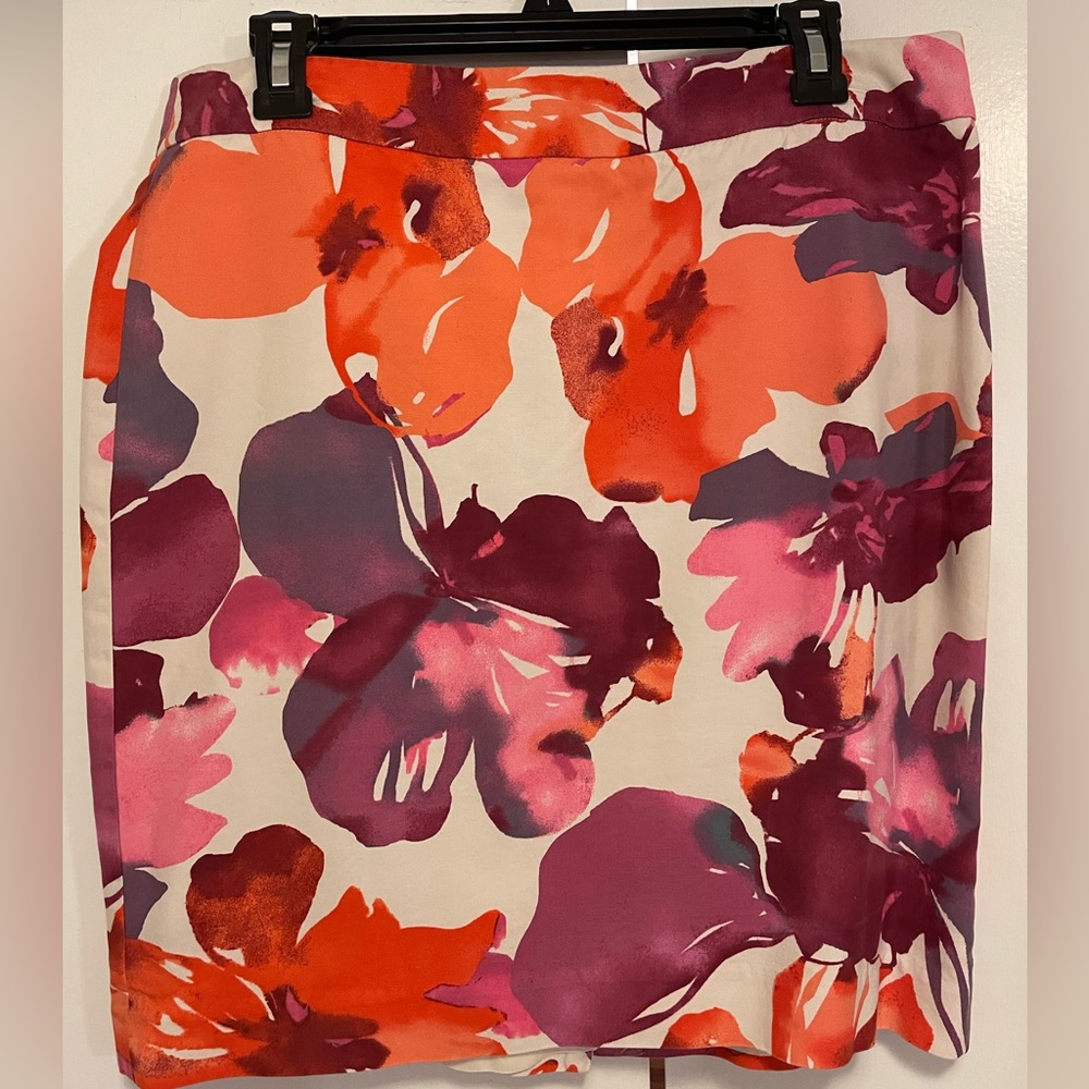 Loft skirt, beautiful flowers, lined with zipper back, size 10